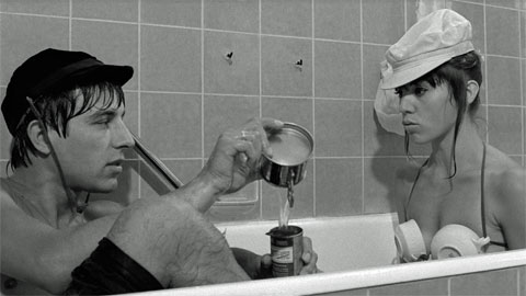 May Spils und Werner Enke in der Badewanne, sie trägt zweckentfremdete, weiße Kaffeetassen als BH