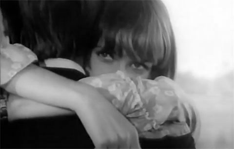Filmszene mit Blick von Sabine A. Wengen, während sie Werner Enke umarmt