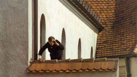 Werner Enke mit Fernrohr auf einem Kirchendach