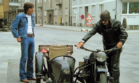 Charly und Henry als Vertreter unterwegs mit einem Beiwagen-Motorrad in München