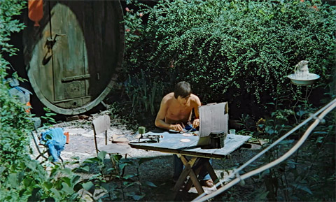Charly beim Frühstücken in seiner Münchner Hinterhof-Idylle, wo er wie Huckleberry Finn oder Diogenes in einer Holz-Tonne lebt