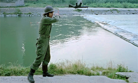 Der Bundeswehr-Gefreite Charly versenkt bei einer Truppenübung seine Waffe lieber in der nahe gelegenen Isar - Befehlsverweigerung
