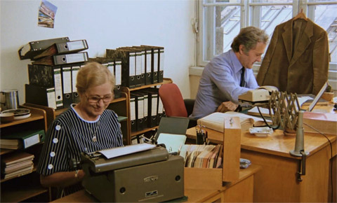 Im Büro der Leitung vom Finanzamt München mit Hedwig Enke in einer Gastrolle, die Mutter von Werner Enke, und Hans Fries, beide am Schreibtisch sitzend