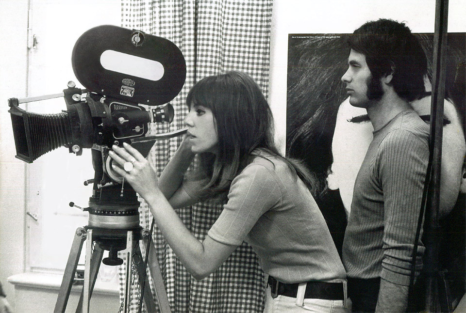 Standfoto von Dreharbeiten zum Kurzfilm Manöver von Regisseurin May Spils an einer Arriflex Filmkamera und hinter ihr der Kameramann