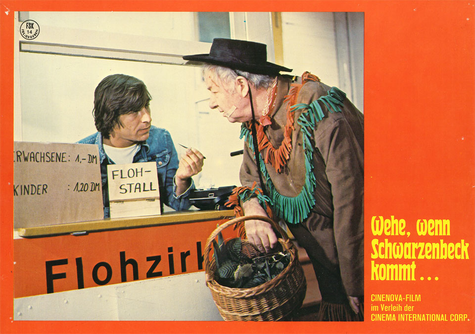Kino-Aushangfoto mit Werner Schwier in der Flohzirkus-Szene mit Werner Enke vom Spielfilm "Wehe, wenn Schwarzenbeck kommt ..." auf dem Münchner Oktoberfest