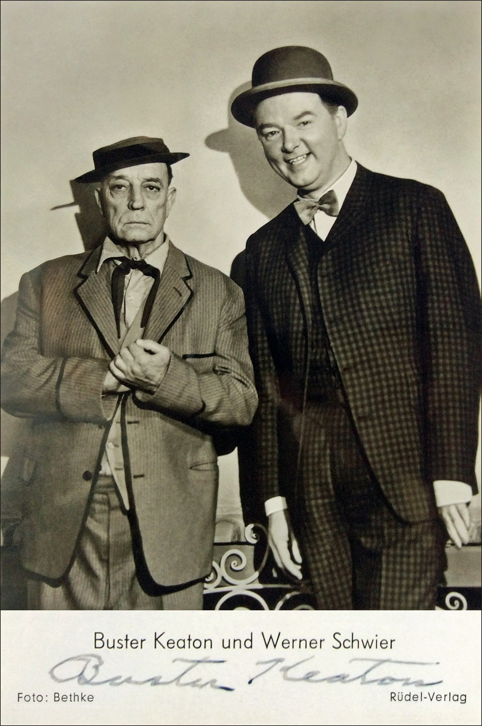Autogrammkarte mit Unterschrift von Buster Keaton und einem Foto von ihm zusammen mit Werner Schwier, Foto: Bethke, Rüdel-Verlag