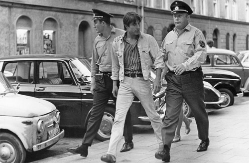 Foto: Martin wird von zwei Polizisten (Rainer Basedow, Joachim Schneider) verhaftet