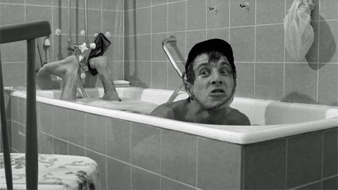 Werner Enke schwimmt in der Badewanne