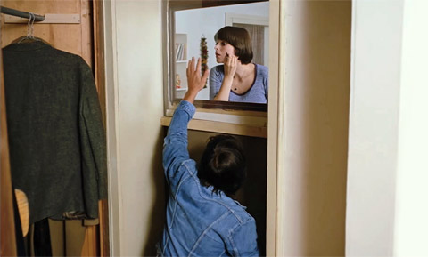 Charly entdeckt den geheimen Spiegel, durch den Caroline von ihrem Spanner-Vermieter beobachtet wird