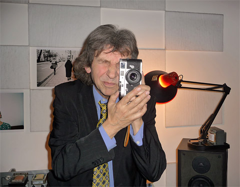 Filmphotograf Mike Gallus 2015 mit einer Kleinbild-Systemkamera von Leica in einem Fotostudio in München-Schwabing
