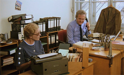 Farbfilm-Szene in der Finanzamt-Leitung mit Hans Fries (telefonierend) und Hedwig Enke am Schreitisch sitzend