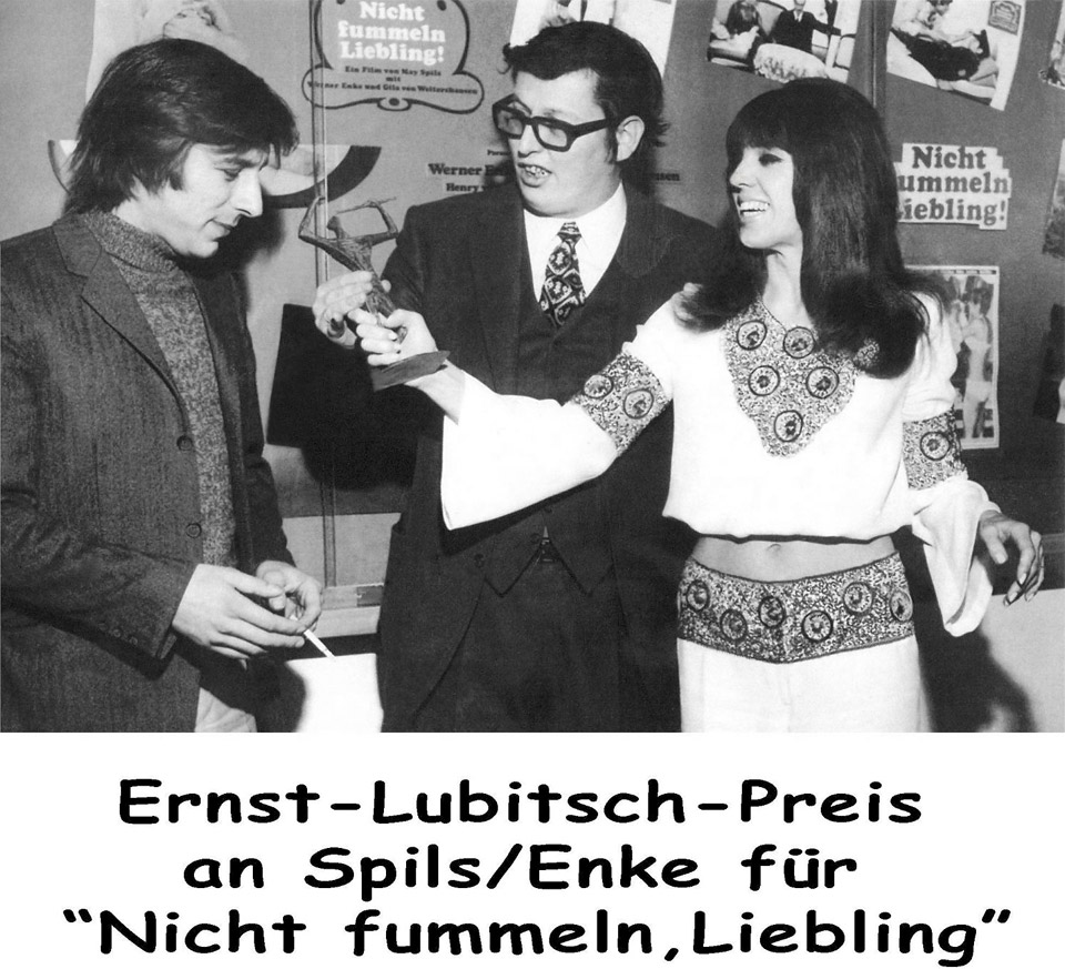 Bei der Verleihung vom Ernst-Lubitsch-Preis am 28. Januar 1970 im Cinema Paris in Berlin für den Film "Nicht fummeln, Liebling !" überreichen May Spils und Ulrich Schamoni (Laudator) zusammen Werner Enke die berühmte Pan-Bronzefigur mit Flöte