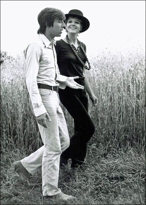 Standfoto von Gila von Weitershausen und Werner Enke beim Spaziergang an einem Kornfeld bei Dreharbeiten für den Film "Nicht fummeln, Liebling !"