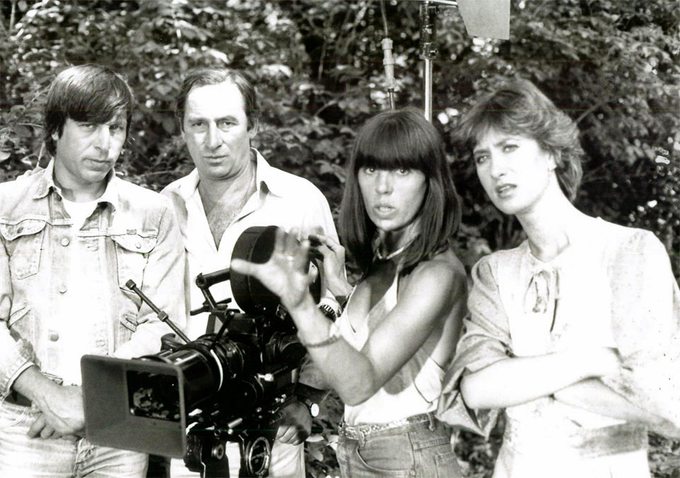 Standfoto: Werner Enke, Henry van Lyck, May Spils und Beatrice Richter am Set mit einer analogen Filmkamera