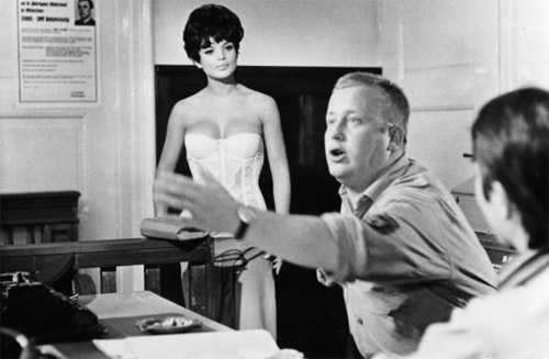 Auf der Polizeiwache lenkt Barbara alias Uschi Glas den Polizei-Chef Rainer Basedow beim Verhör von Martin alias Werner Enke mit einem Striptease ab
