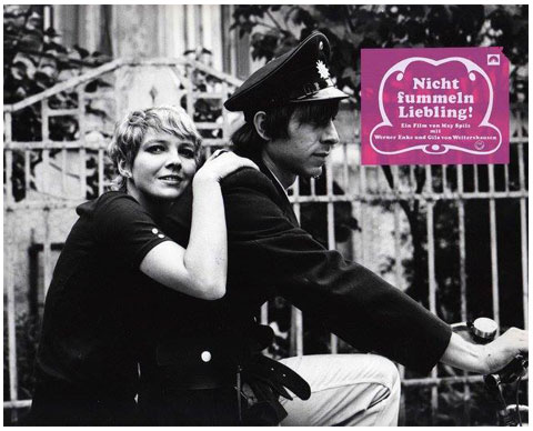 Charly (Werner Enke) als Polizist verkleidet mit Christine (Gila von Weitershausen) auf einem Fahrrad